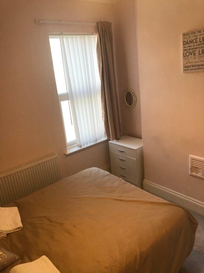 Cheapsleepz 49 Moscow Drive Otel Liverpool Dış mekan fotoğraf